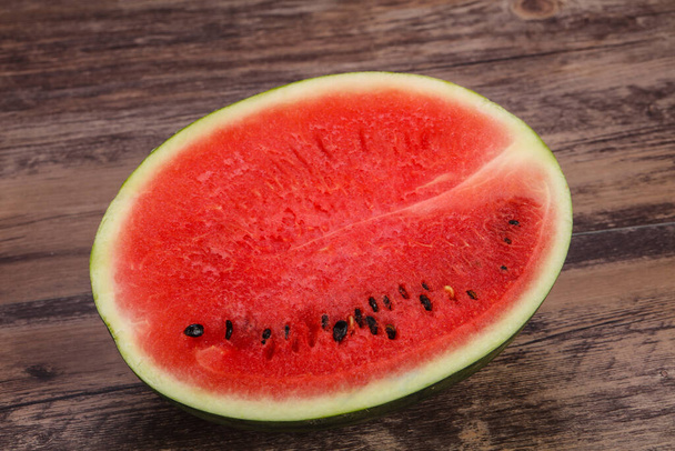 Reife süße saftige Hälfte der Wassermelone  - Foto, Bild