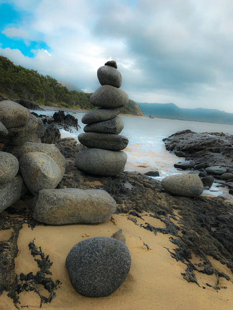Fénykép egy kő férfi egy szakaszon a strand keleti partján Ausztrália, közel Cairns - Fotó, kép