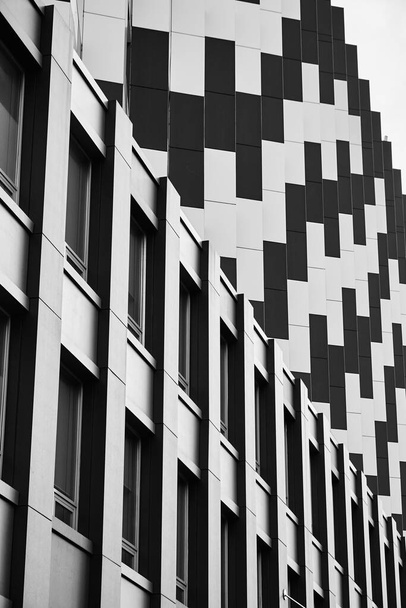 Construção de múltiplos andares em preto e branco
. - Foto, Imagem