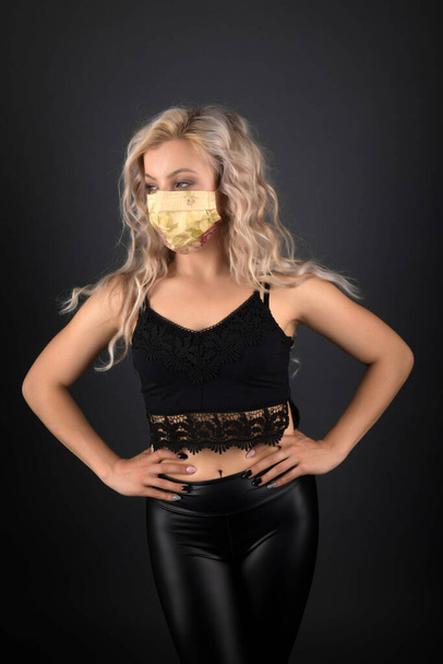 joven hermosa mujer con máscara respiratoria. covid 19. - Foto, imagen