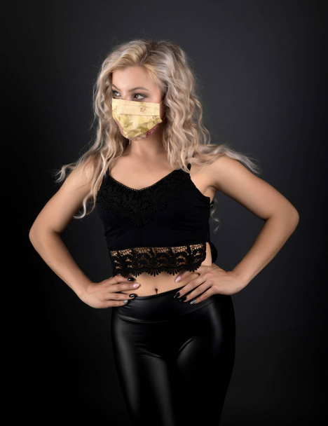 joven hermosa mujer con máscara respiratoria. covid 19. - Foto, Imagen
