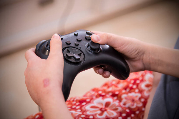 руки с контроллером видеоигры
 - Фото, изображение