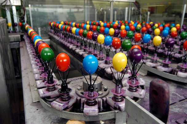 masowa produkcja przemysłowa kolorowych pisanek w fabryce - Zdjęcie, obraz