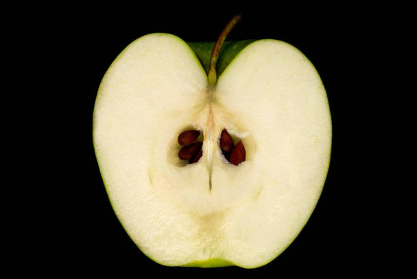 Вирізати зелене яблуко з ямами і ножем на чорному тлі
 - Фото, зображення