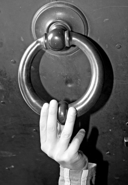 Mano de un niño que llama a la puerta de una puerta
 - Foto, imagen