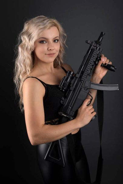 sexy žena s pistolí - Fotografie, Obrázek