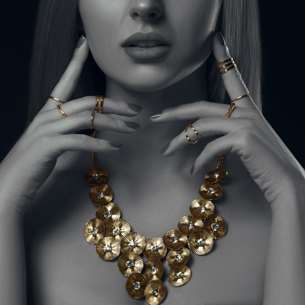 Portré csinos felnőtt lány visel arany nyaklánc sötét háttér - Fotó, kép