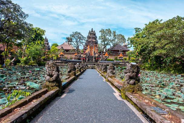 Nom de ce lieu Temple Saraswati dans la province d'Ubud, île de Bali
 - Photo, image
