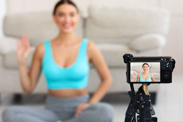 Instructeur de yoga faisant la formation de yoga vidéo pour le blog à la maison
 - Photo, image