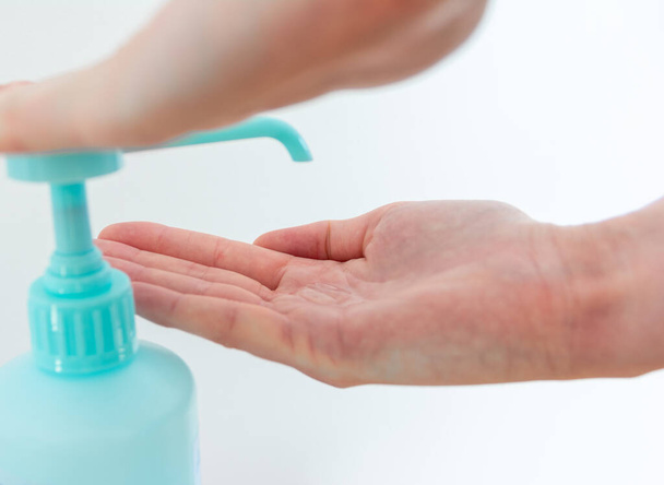 Femme se laver les mains avec un désinfectant pour les mains alcool antibactérien pour prévenir les germes, les bactéries et éviter les infections coronavirus
 - Photo, image
