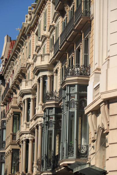 Barcelona, Spain - september 29th, 2019: Facades in Passeig de Gracia, major avenue in Barcelona in Catalan modernism, Spanish version of Jugendstil, about 1895-1910 - Φωτογραφία, εικόνα