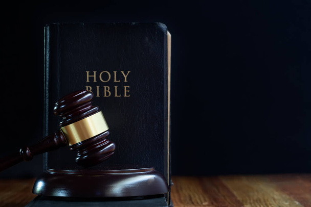 Martelo do juiz e livro bíblico sagrado sobre mesa de madeira
 - Foto, Imagem