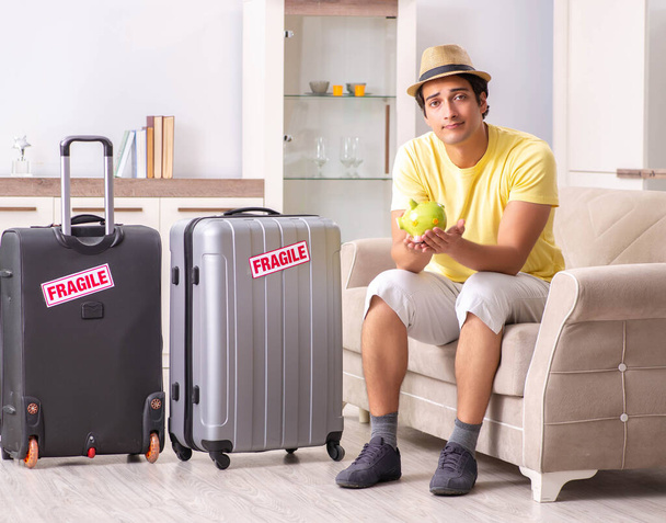 Mies lähdössä lomalle hauraiden matkalaukkujen kanssa - Valokuva, kuva