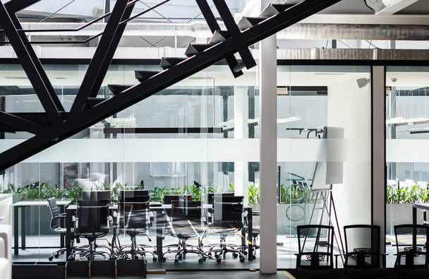 Open ruimte kantoor met transparante glazen wanden, loft interieur - Foto, afbeelding