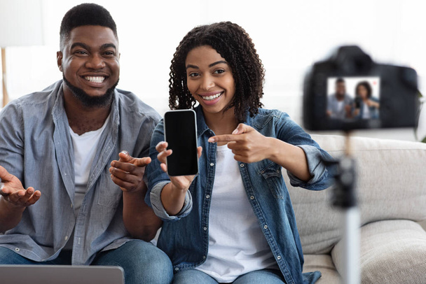 Černošky vlogger pár nahrávání video recenzi nového smartphone doma - Fotografie, Obrázek