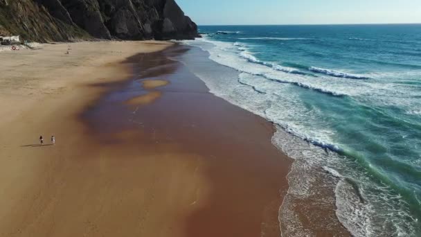 Naplemente a tengerparton Praia Grande, Portugália. Gyönyörű naplemente a portugál Praia Grande strandon, Portugáliában. Praia Grande partja. Kilátás Atlantic Beach és a nagy hullámok. Colares, Sintra, Portugália.  - Felvétel, videó