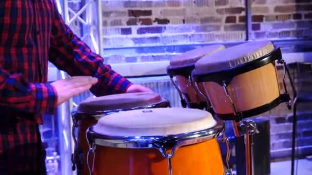 Musiker spielt energisch Percussion mit Handflächen. - Filmmaterial, Video