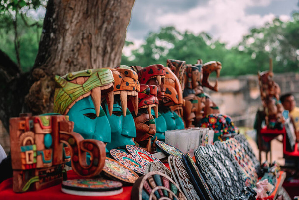 Antigua tienda de souvenirs de temática mexicana. Típico bordado mexicano artesanal a la venta en una tienda de souvenirs
. - Foto, imagen