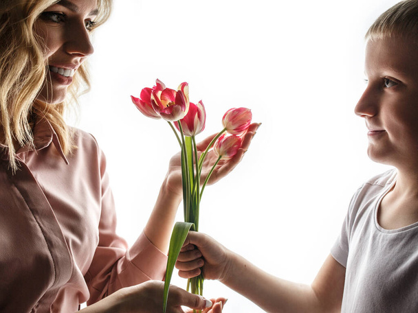 Mujer y niño con un ramo de tulipanes - Foto, Imagen