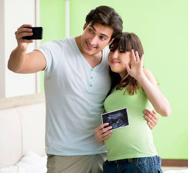Jonge familie te weten komen over zwangerschap - Foto, afbeelding