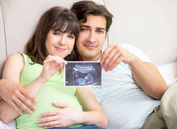 Familia joven averiguando sobre el embarazo
 - Foto, imagen