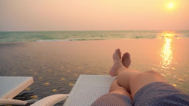 images recadrées de jambes de l'homme se relaxant sur le bord de la mer - Séquence, vidéo
