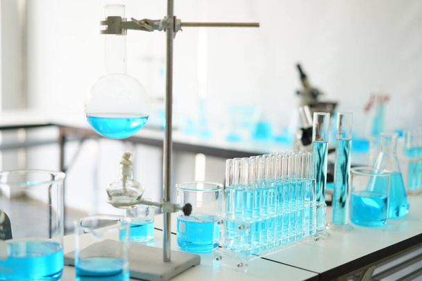 Laboratuvarda bilim adamı araştırma tüpü, tüpleri test etmek için kimyasal sıvı, bilim ve tıbbi araştırma ve geliştirme konsepti - Fotoğraf, Görsel
