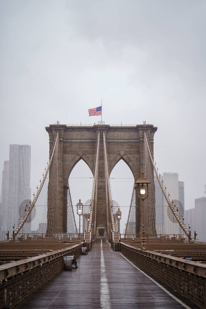 Pusty Brooklyn Bridge w deszczowy dzień w Nowym Jorku - Zdjęcie, obraz
