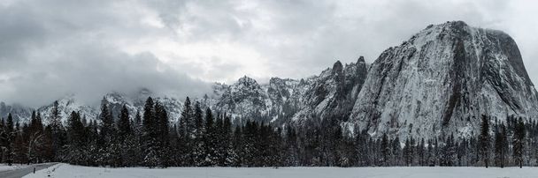 Panorama of Rock Walls Covered in Snow in Yosemite valley - Фото, изображение