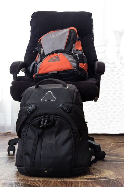 Рюкзак и стул
 - Фото, изображение