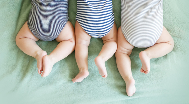 Novorozené trojčata leží na břiše na přikrývce - Fotografie, Obrázek