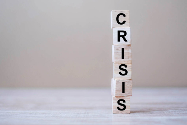 ξύλινα κύβους μπλοκ με κείμενο CRISIS στο φόντο πίνακα. Πανδημία του Coronavirus, κίνδυνος, πτώση Επιχειρήσεις, ανεργία, οικονομική ύφεση και χρεοκοπία - Φωτογραφία, εικόνα