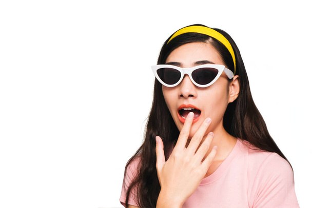 Young beautiful asian woman,long black hair Wearing a pink t-shirt, White fashion glasses, Yellow hair band, glad and smiling,shocked, surprised isolated on white background - Foto, immagini