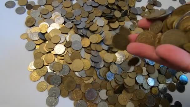 Monedas blancas y amarillas caen a la superficie de las monedas de primer plano. - Metraje, vídeo