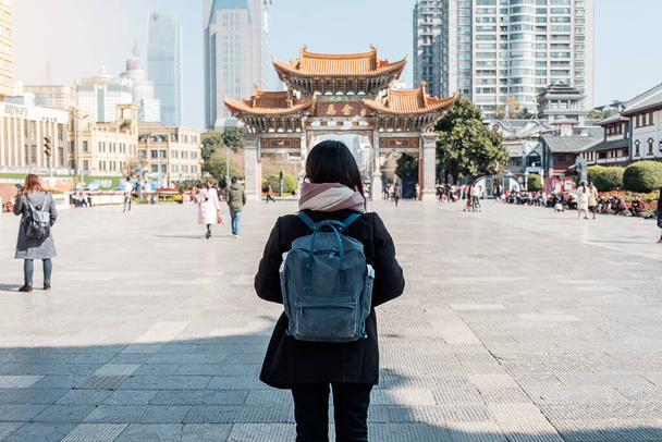 Giovane viaggiatrice che viaggia a piazza Jinbi, Golden Horse e Jade Rooster Archways. punto di riferimento e popolare per le attrazioni turistiche a Kunming, Yunnan, Cina. Asia e Solo concetto di viaggio
 - Foto, immagini