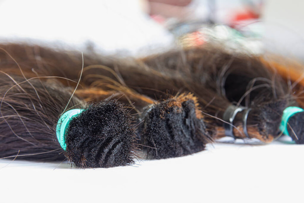 włosy związane razem do peruki na tle, ofiarowane osobom z rakiem - Zdjęcie, obraz