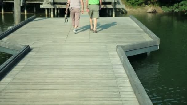 Vieux couple laissant piar sur le lac
 - Séquence, vidéo