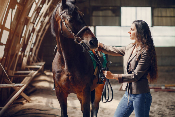 Красива жінка проводить час з конем
 - Фото, зображення