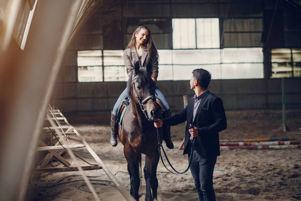Nettes Liebespaar mit Pferd auf Ranch - Foto, Bild