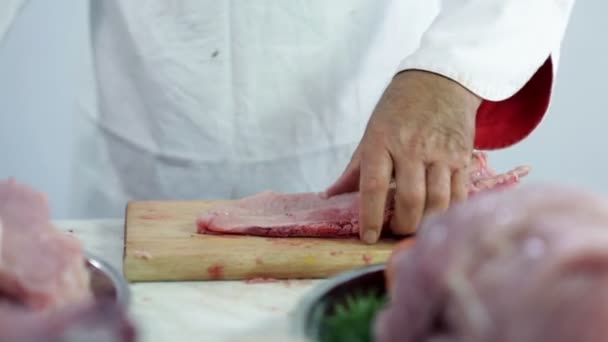Butcher chopping in half turkey bones - Filmati, video