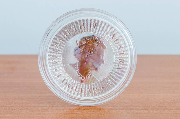 Portret van koningin Elizabeth II op 1 Australische dollar. 1 oz zilveren munt. - Foto, afbeelding