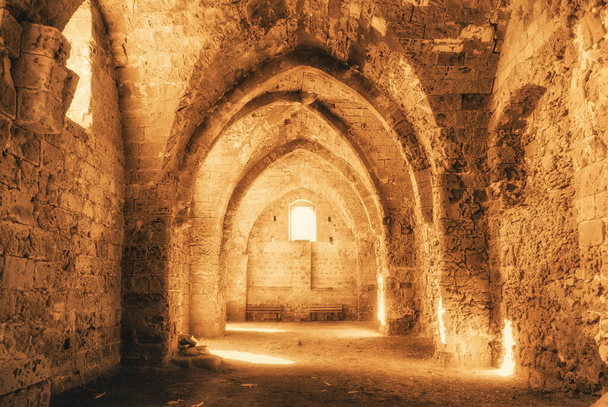 Gewelfde hal in de citadel van Othello 's Tower, Famagusta, de Turkse Republiek Noord-Cyprus - Foto, afbeelding