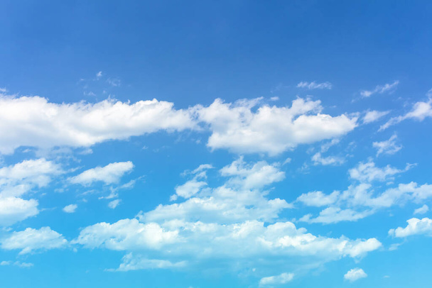 Väri sininen meri taivas pörröinen pilvet
 - Valokuva, kuva