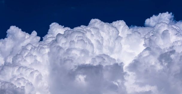 Helder licht op wolkenlandschap in diep blauwe lucht - Foto, afbeelding