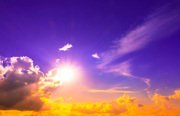 Luz de sol naranja en las nubes en el cielo púrpura y sol brillante
 - Foto, Imagen