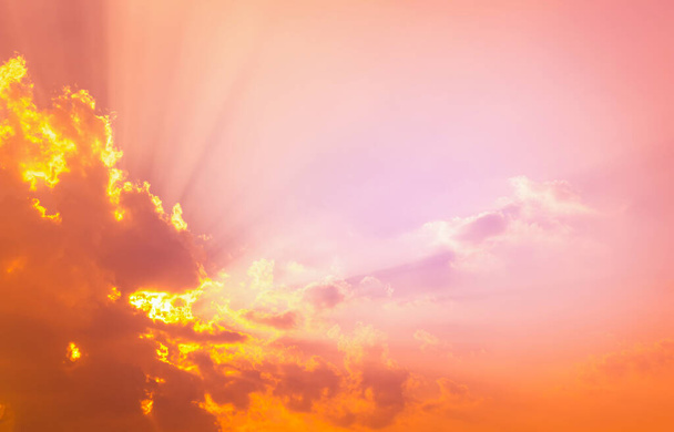 Color rosa rojo en el cielo con nubes y rayos de sol luz
 - Foto, Imagen