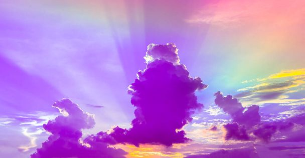 Nubes púrpuras con luz del arco iris en el cielo crepuscular
 - Foto, Imagen