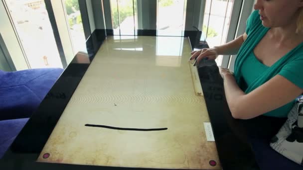 Mulher makin imagem criativa na mesa de tela sensível ao toque
 - Filmagem, Vídeo
