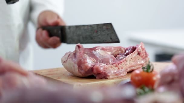 Faaprító pulyka hús és a csontok fejszével - Felvétel, videó