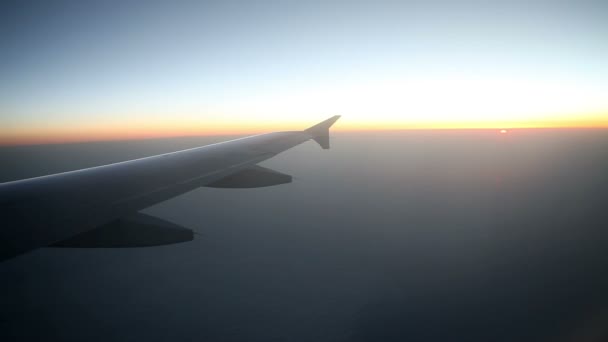 Восход солнца во время полета на самолете в воздухе
 - Кадры, видео